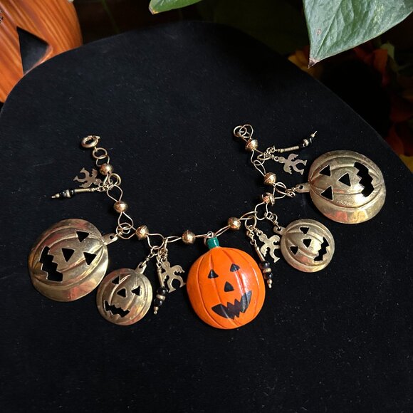 Antiqued Bronze Tone Halloween Bracelet w/Jack-O-Lanterns - Picture 3 of 6